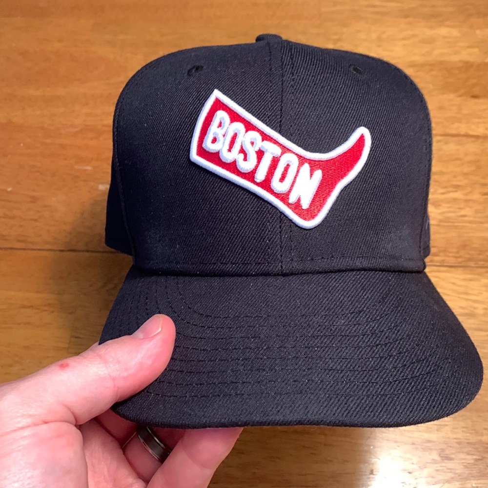 Barely worn Boston Red Sox Navy 1908 New Era 59Fifty Fitted cap in size 7 3/8.